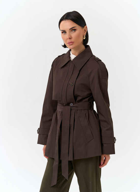 Женский укороченный плащ с поясом