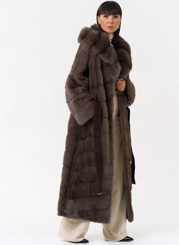 Длинная шуба из меха норки с капюшоном из меха куницы