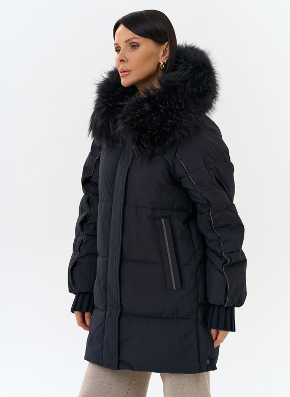 Женский пуховик с капюшоном из меха енота