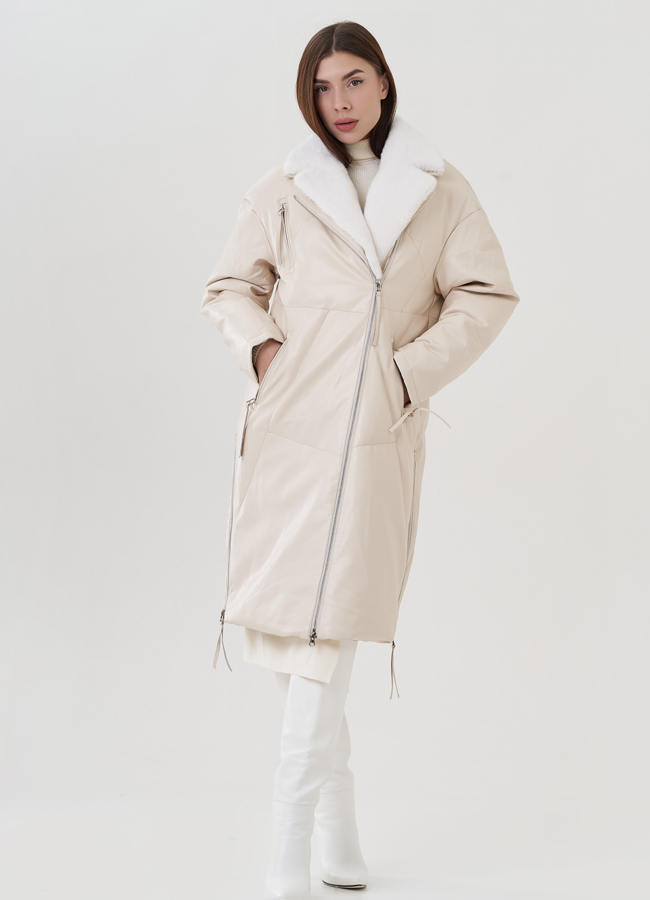 фото Пуховик женский из эко кожи с английским воротником в светлом цвете модель № 25467