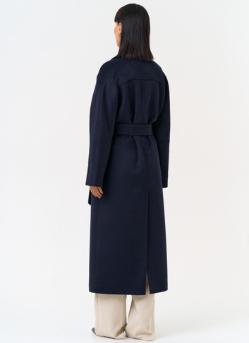 Женское пальто синего цвета с поясом