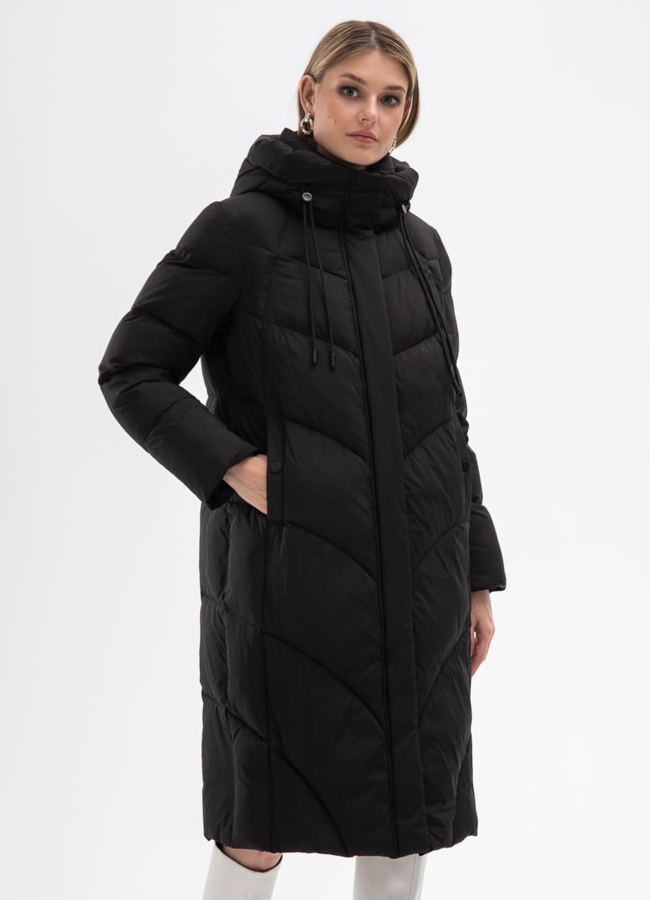 Женский пуховик черного цвета с капюшоном модель № 31115 меха малина