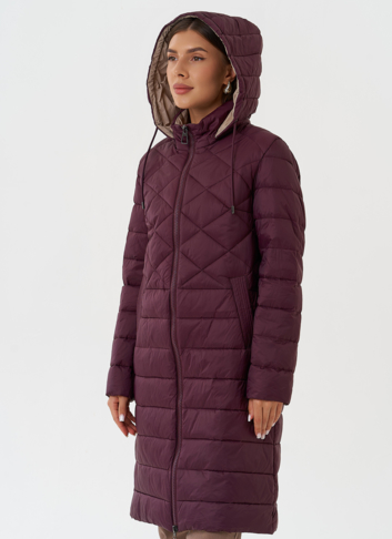 Стеганый пуховик бордового цвета с капюшоном