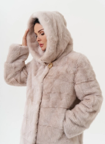 Светлая норковая шуба с капюшоном фото