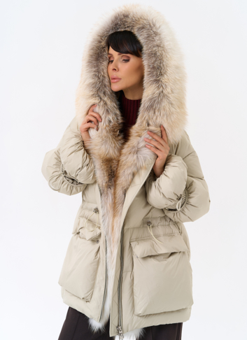 Женский пуховик с капюшоном из меха лисы