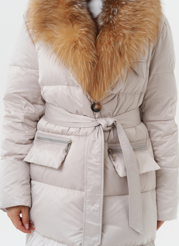 Женский пуховик с отделкой из меха лисы