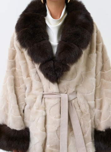 Светлая шуба из меха норки с воротником из меха песца фото