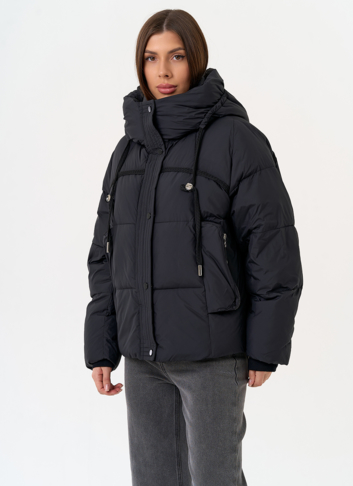 Женский пуховик черного цвета с капюшоном