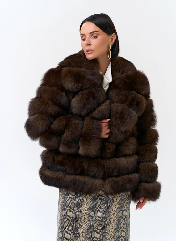 Короткая шуба из меха песца с английским воротником