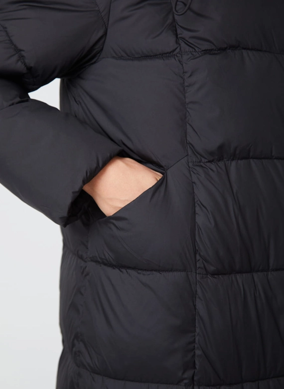 Женский пуховик черного цвета с капюшоном