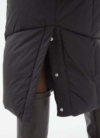 Женский пуховик с капюшоном и поясом