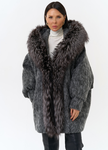 Женский удлиненный пуховик с отделкой из меха чернобурки