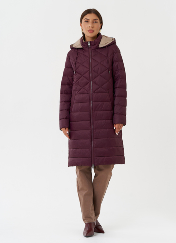 Стеганый пуховик бордового цвета с капюшоном