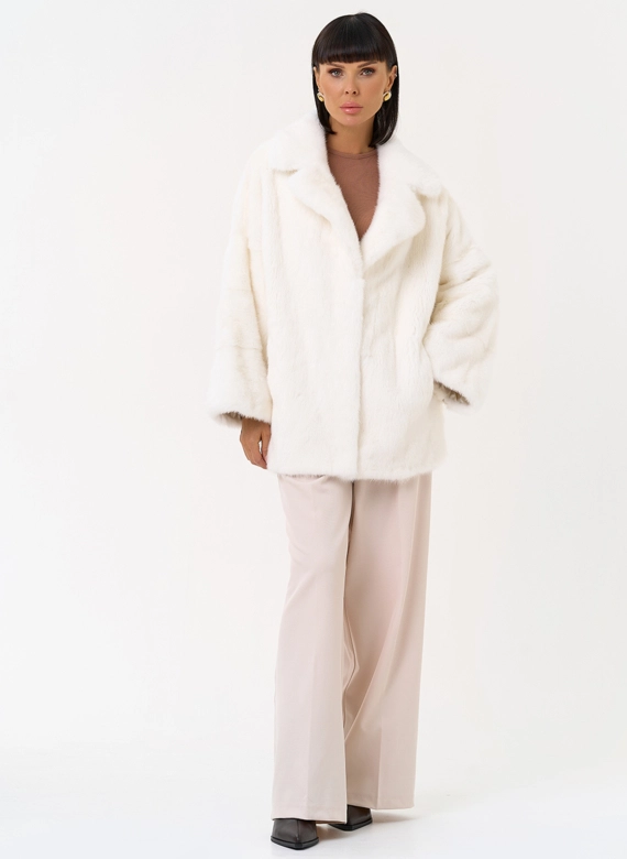 Шуба из меха норки белого цвета