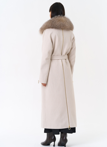 Утепленное женское пальто с английским воротником из меха лисы