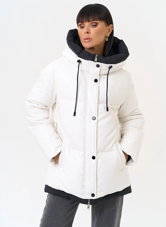 Белый пуховик из эко кожи с поясом фото
