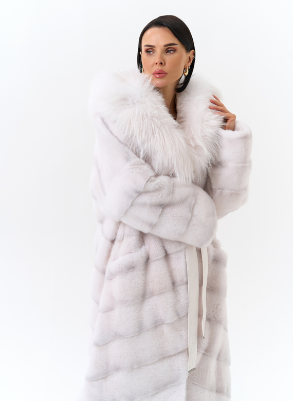Белая шуба из меха норки с капюшоном из меха енота