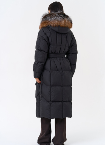 Женский пуховик с отделкой из меха блюфрост