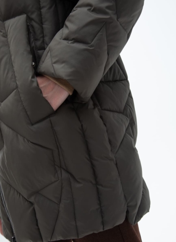 Женский удлиненный пуховик  капюшоном