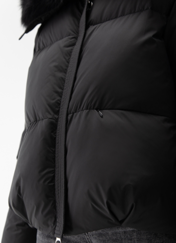 Женский пуховик с отделкой из меха песца