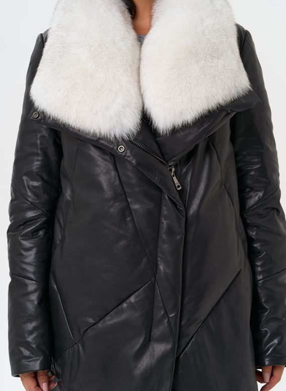 Пуховик из натуральной кожи с меховым воротником