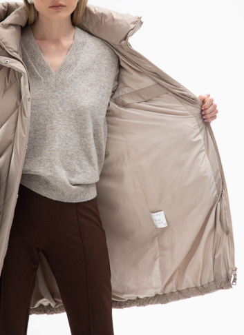 Женский пуховик бежевого цвета с капюшоном