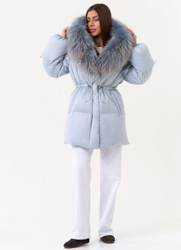 Женский пуховик голубого цвета с капюшоном из меха лисы